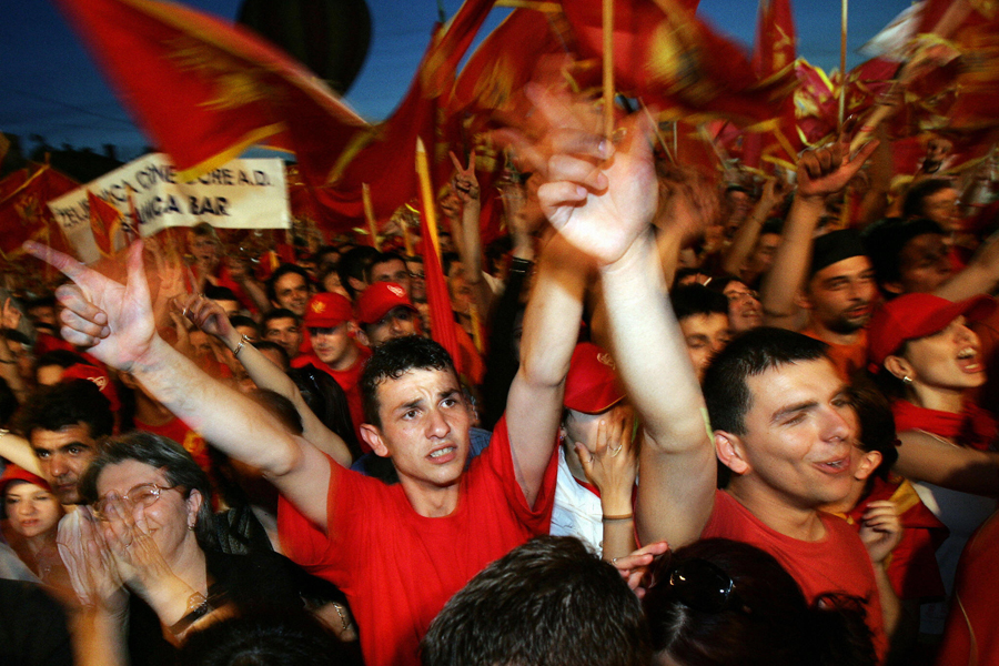 Dos dedos: Montenegro declaró su independencia y se separó de Serbia en 2006. El partido político que con más determinación apostó por la independencia, ya desde las primeras elecciones en el país en 1990, fue la Alianza Liberal de Montenegro. De ahí vienen los dos dedos, de la forma L que se hace con los dedos índice y pulgar. Ha quedado como símbolo de una Montenegro independiente. Foto: DIMITAR DILKOFF/AFP/Getty Images