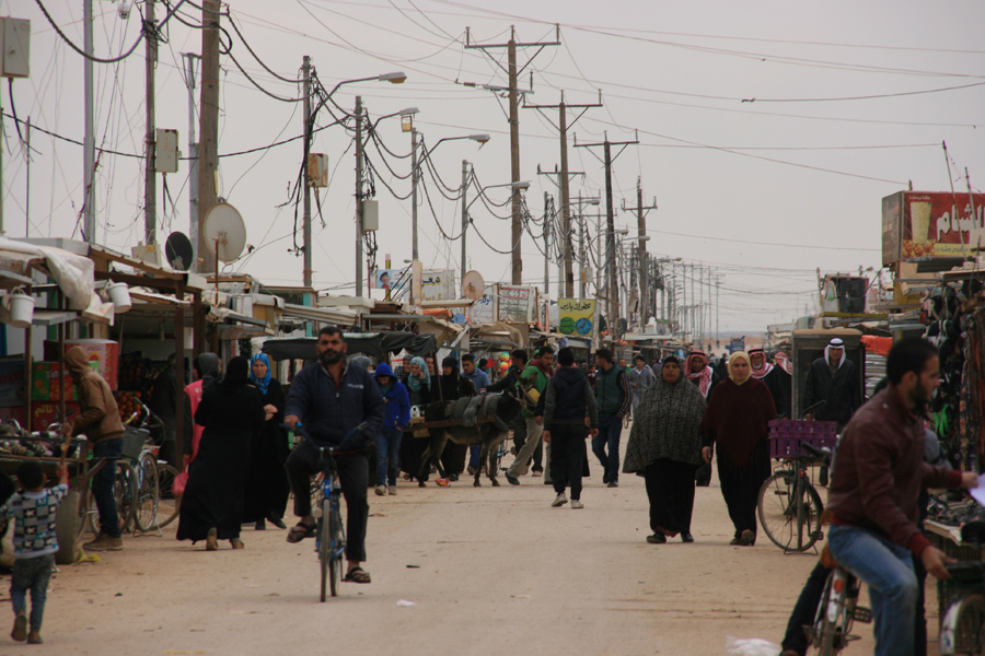 Después de cuatro años desde su construcción, el campo de refugiados de Zaatari se parece bastante a una urbe. En la imagen, Al Souq Street, una de las calles principales del campo, donde se encuentran la mayor parte de tiendas y establecimientos. (Jacobo Morillo)
