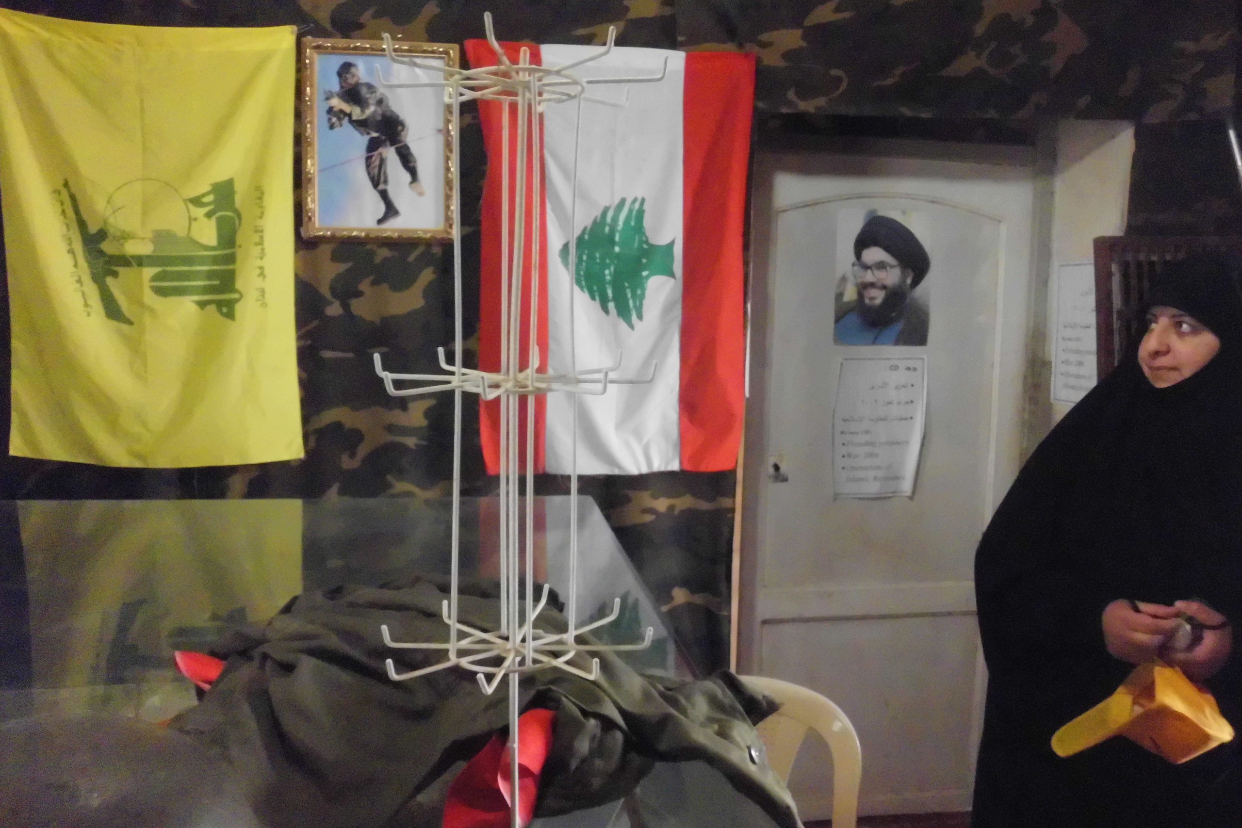 1. Una mujer libanesa cubierta con un chador tradicional contempla objetos expuestos en la ex prisión de Khiam. La organización armada Hezbolá ha transformado el que fuera centro de aislamiento carcelario en el sur del Líbano en un improvisado lugar dedicado a la memoria del conflicto con Israel.