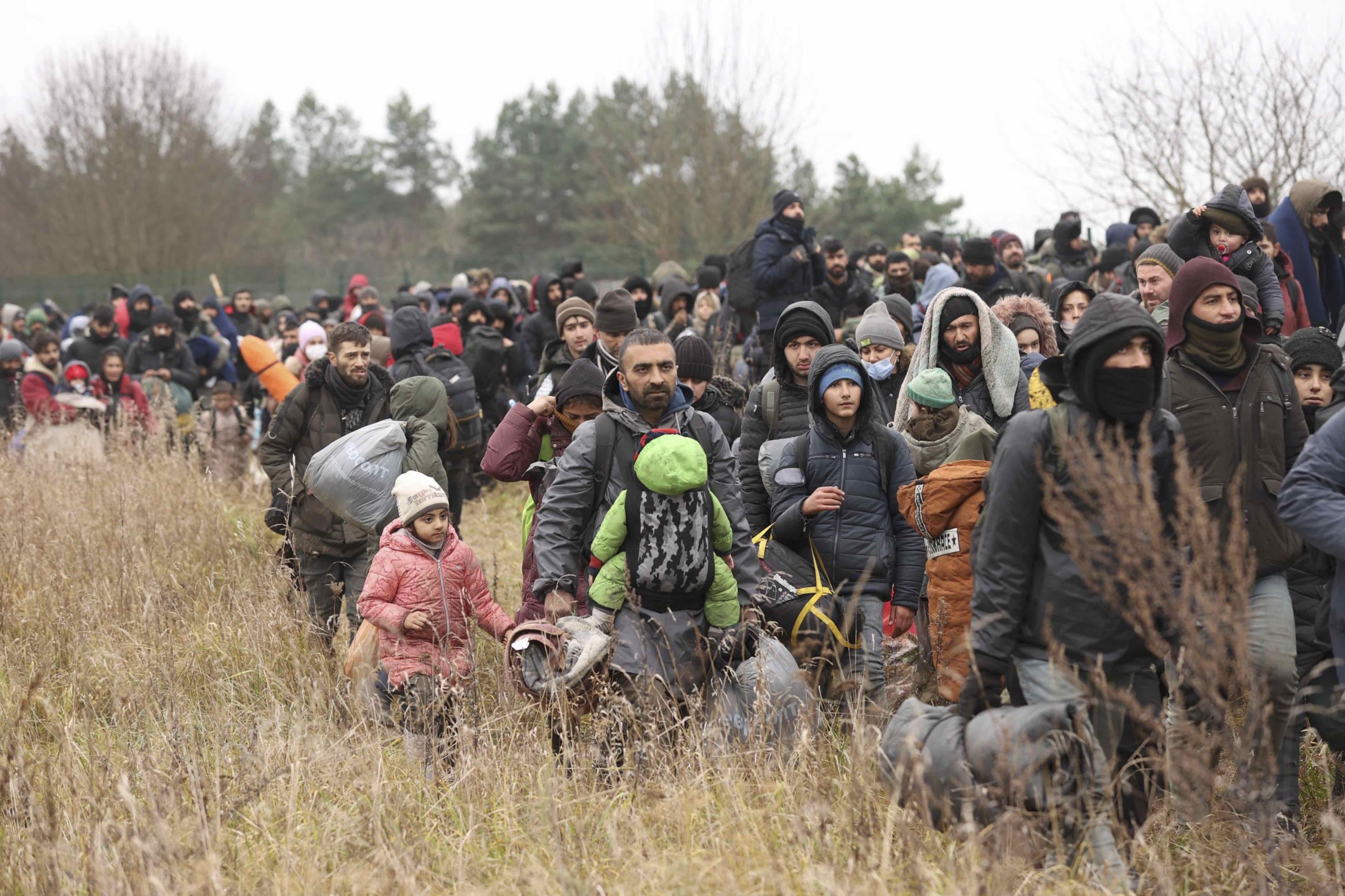 Grandes grupos de personas que huyen de los conflictos y la pobreza en Oriente Medio, procedentes en su mayoría de Irak, Siria y Afganistán, se han desplazado hasta Bielorrusia con el objetivo de tratar de cruzar la frontera hacia la Unión Europea. Las tensiones entre Bielorrusia, Polonia y otros países de la UE se han ido intensificando a medida que han incrementado los flujos migratorios en esta área. (Oksana ManchukTASS via Getty Images)