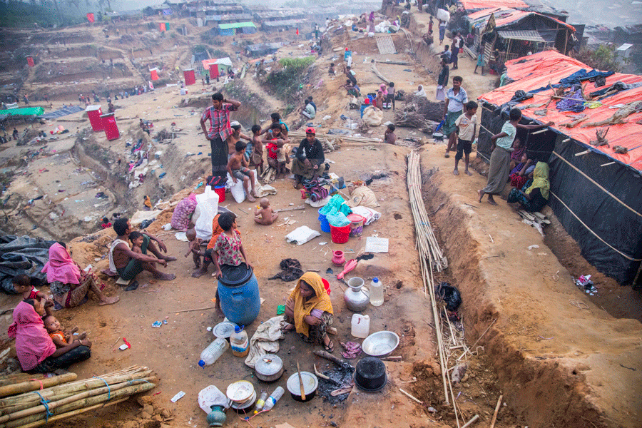Unos 918.000 rohingyas viven ahora en torno a Coxs Bazar, en Bangladesh, a donde algunos miembros de la comunidad ya habían huido de la persecución en años anteriores. El campamento de refugiados en Kutupalong es el más grande del planeta. Foto: WFP/Saikat Mojumder
