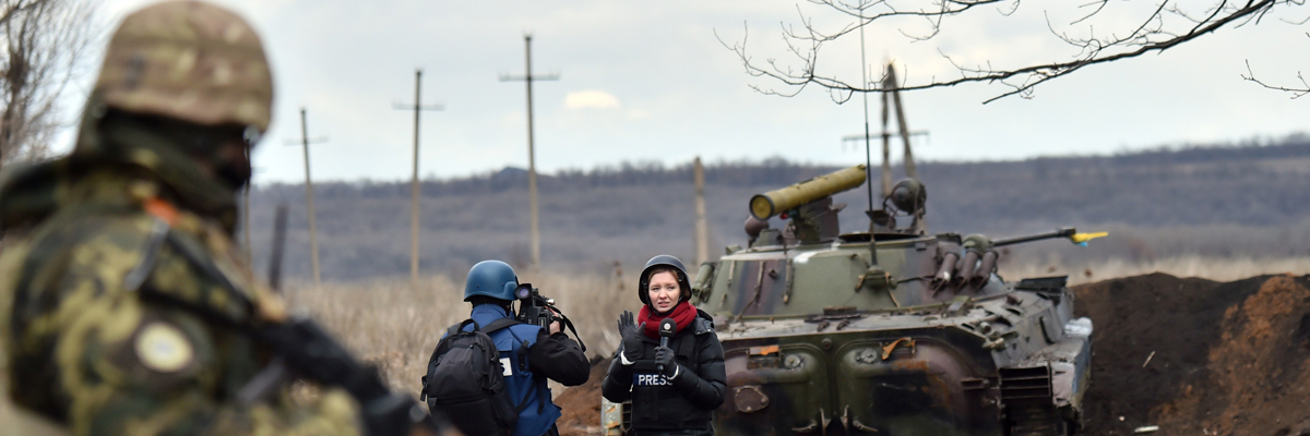 Un reportera en la línea de combate entre el Ejército ucraniano y los separatistas prorrusos en Donetsk, 2014. Sergei Supinsky/AFP/Getty Images