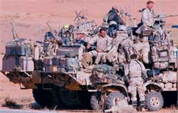 Seguridad en los caminos: las Fuerzas Especiales del Ejército de EE UU vigilan la carretera de Bagdad, en las cercanías de Ramadi, en abril de 2003.