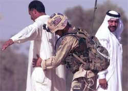 Buscando armas: un soldado de EE UU cachea a un iraquí en un puesto de control en Ramadi, en 2003.