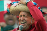 Populistas de rojo: a la izquierda, Ollanta Humala. Arriba, mitin de Chávez en Caracas en 2005.