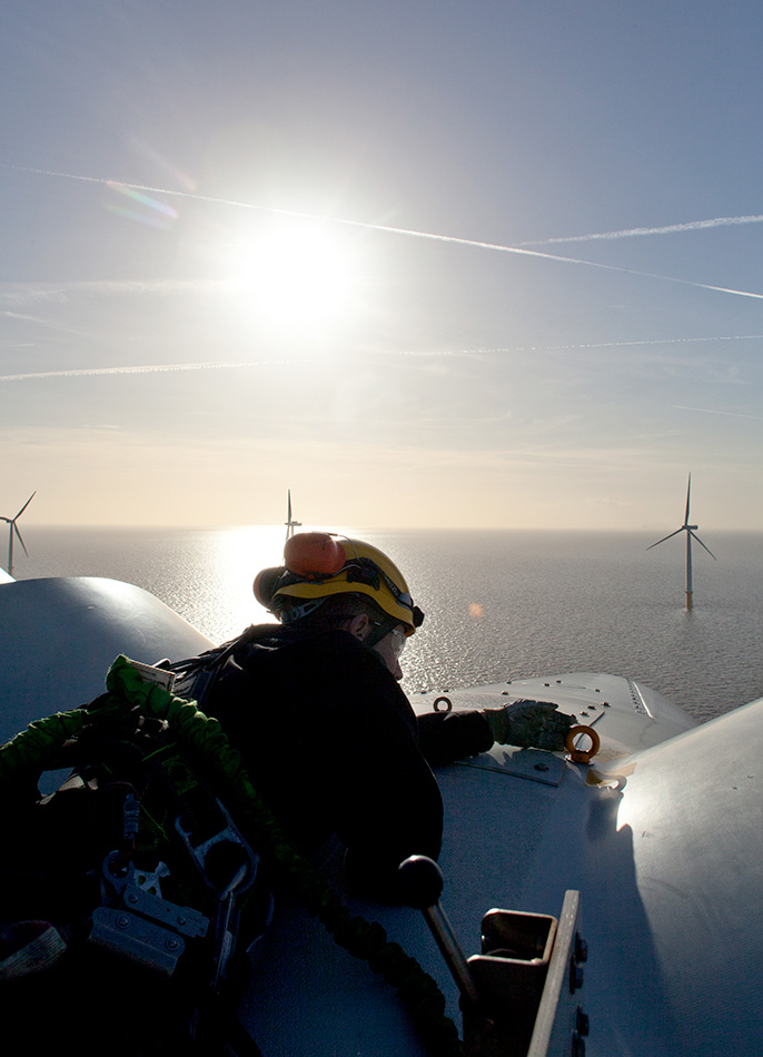 Unos técnicos experimentados y unas estrategias inteligentes de mantenimiento ayudan a garantizar la producción de las turbinas de viento durante toda su vida útil, de hasta 25 años para cada molino.En el parque Gunfleet Sands III, en el sureste de Inglaterra, Siemens instaló en la primavera de 2013 dos turbinas de prueba de 6 MW frente a la costa.Fuente: Myrzik & Jarisch, Siemens AG