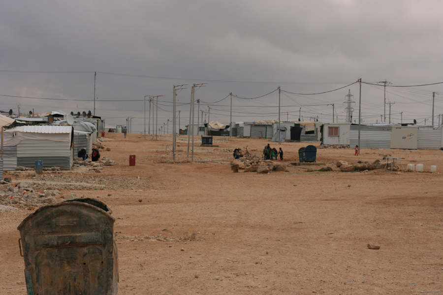No fue casualidad que se eligiera Zaatari como lugar para levantar el que actualmente es el cuarto centro urbano más grande del país: a pesar de las críticas por su zona desértica, el área de Al Mafraq cuenta con una balsa de agua subterránea. Aún así el tema del agua ha sido un asunto rodeado de polémica, con una crítica prioritaria de los refugiados sobre su servicio: “La situación era tan pobre que tenía que recorrer kilómetros para conseguir agua, y no podía ir al baño cuando lo necesitaba”, cuenta Arwa, una refugiada de Damasco que pasó solo unos días en el campo, y que ahora reside en el municipio de Rusaifa, a 25 km de Amman. En la imagen, explanada dentro del campo donde los niños aprovechan el espacio para jugar. (Jacobo Morillo)