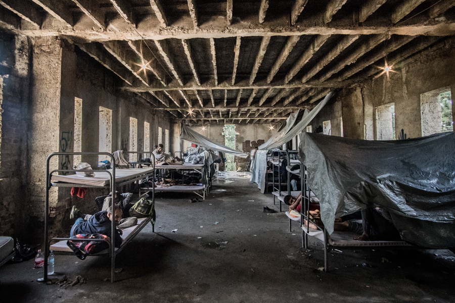 En el límite de la ciudad de Bihać, alrededor de 3.000 personas viven en el interior y en los alrededores de un edificio abandonado que se está desmoronando. Las ventanas no tienen cristales, hay multitud de agujeros en el suelo y todo el recinto está lleno de charcos de barro y de agua de lluvia. (Kamila Stepien/MSF)