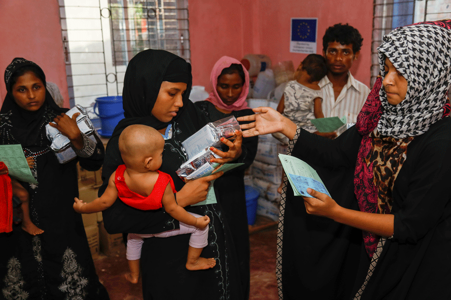 El 80% de los refugiados en Bangladesh son mujeres y niños. Las tasas de fertilidad son altas entre los rohingyas. El Programa Mundial de Alimentos de la ONU (WFP) proporciona gachas enriquecidas con vitaminas y minerales a las mujeres embarazadas y lactantes y a los niños menores de cinco años. Aún así, las tasas de malnutrición continúan siendo preocupantemente altas. Foto: WFP/Saikat Mojumder