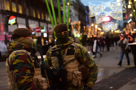Dos soldados patrullan las calles de Bruselas, Bélgica. Emmanuel Dunand/AFP/Getty Images