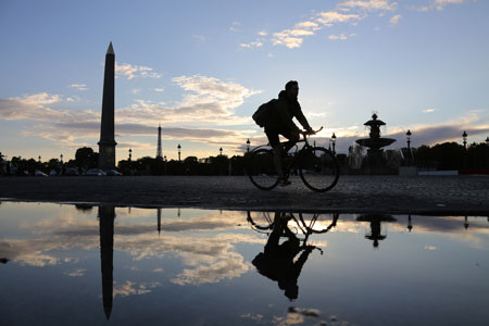 Un hombre monta en bicicleta en París. Ludovic Marin/AFP/Getty Images