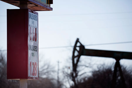 Una gasolinera cerca de un pozo de extracción de petróleo en Estados Unidos. J. Pat Carter/Getty Images