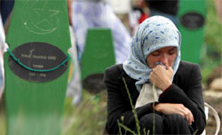 Srebrenica recuerda a sus muertos: entre 8.000 y 10.000 hombres y niños bosnios musulmanes 