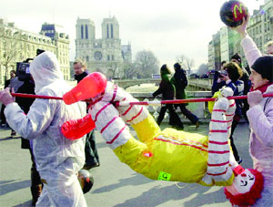 Amistades reñidas: manifestantes exhiben un muñeco maniatado de Ronald McDonald a su paso por París en 2001.