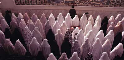 Auge del feminismo: Zanan trata temas que conciernen a mujeres iraníes como estas estudiantes de la Escuela Teológica de Mashad.