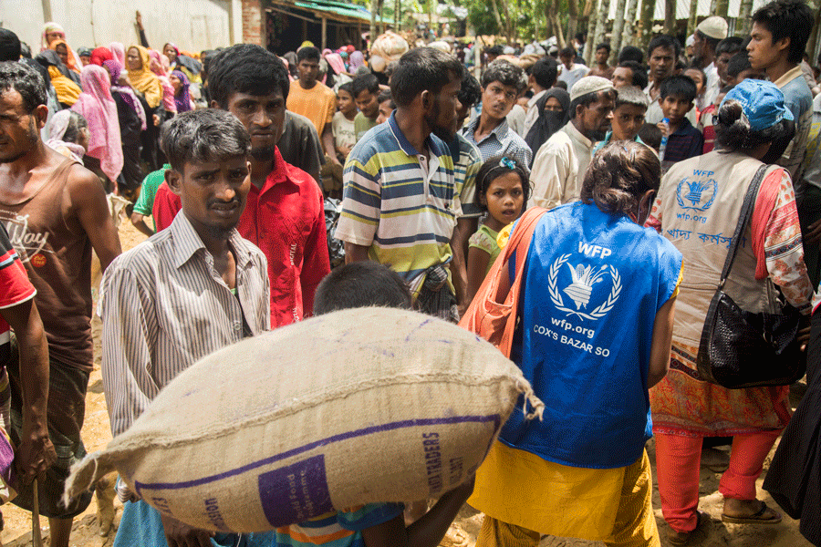 El 80% de los refugiados rohingyas dependen de la asistencia humanitaria. Pero los que requieren algún tipo de ayuda ascienden a 1,3 millones de personas. La presencia de los refugiados, que ahora superan en número a los locales, ha aumentado la presión sobre los escasos recursos. Foto: WFP/Saikat Mojumder