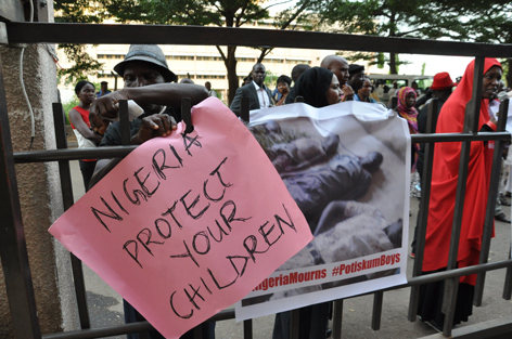 Un grupo social nigeriano porta pancartas sobre el asesinato de 47 estudiantes a manos del grupo terrorista Boko Haram, noviembre de 2014. STR/AFP/Getty Images