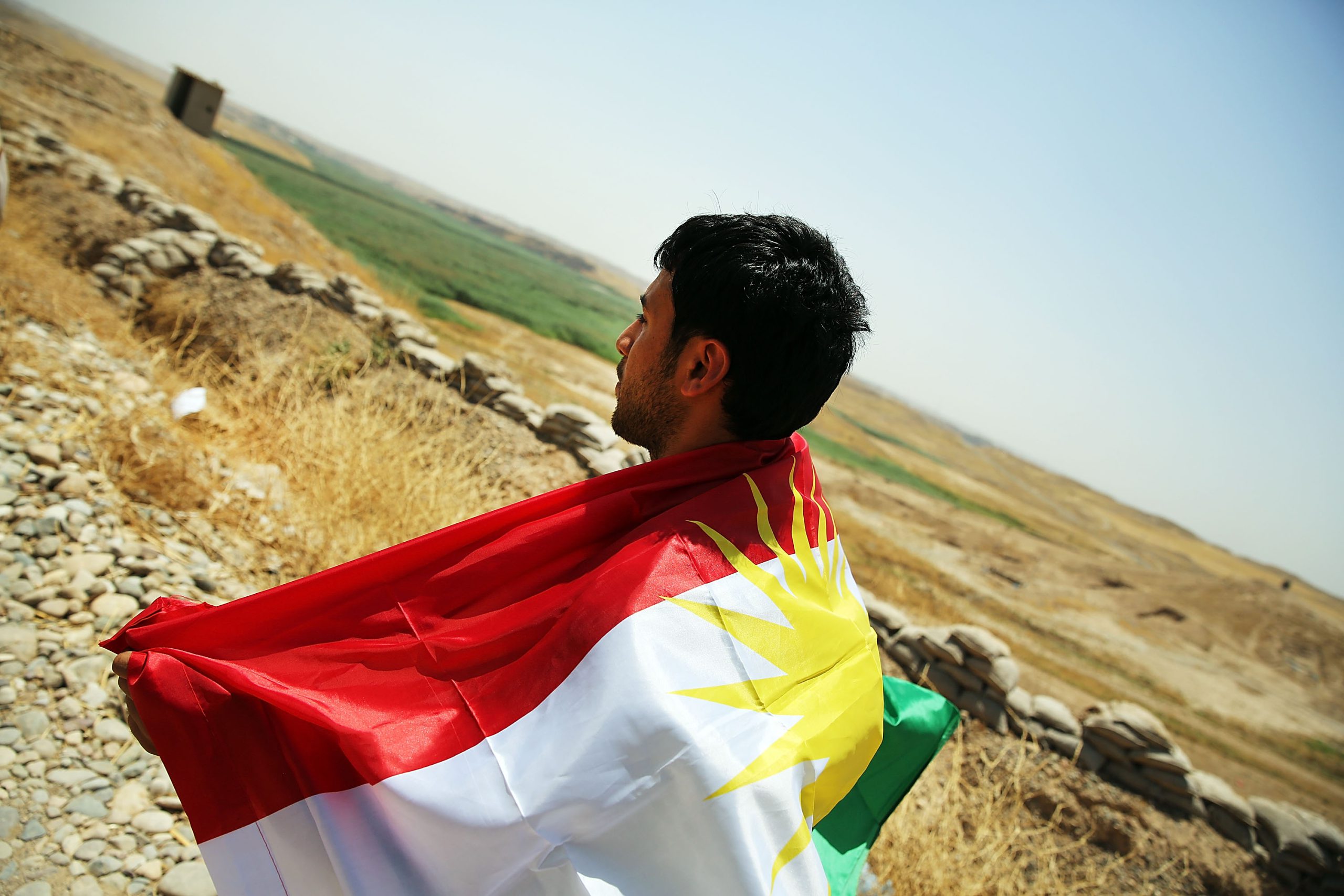 Un soldado de los 'peshmerga' kurdos con una bandera en la ciudad de Kirkuk, Irak. Spencer Platt/Getty Images