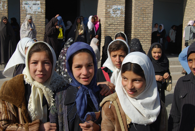 Una mejora insuficiente.Cuando EE UU y sus aliados invadieron Afganistán a finales de 2001 se encontraron con uno de los países con mayor tasa de analfabetismo del mundo, llegando casi al 50% entre los hombre y al 80% entre las mujeres. Según cifras de UNICEF, el número de niños y niñas presentes en las escuelas de educación elemental ha aumentado de 1 millón a 8 millones en poco más de una década, de los cuales casi el 40% serían niñas. Igualmente se ha incrementado la presencia femenina entre el profesorado de escuelas e institutos, sobrepasando el 30%. Todos datos positivos, pero insuficientes en un país donde, por ejemplo, el índice de mano de obra infantil (entre 7 y 14 años) se encuentra al 13%.