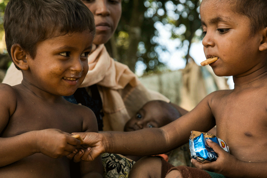 1.068 centros de aprendizaje atienden a más de 100.000 niños en los campamentos. Se les proporciona a los estudiantes galletas de alto contenido nutricional. En las emergencias humanitarias, pero también en los países más pobres en general, las comidas escolares ayudan mantener a los niños escolarizados y alivian la presión económica sobre sus familias. Foto: WFP/Saikat Mojumder