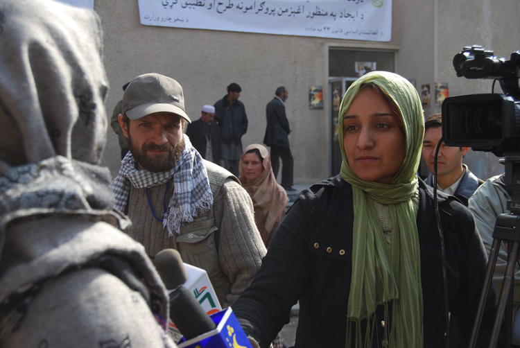 Reporteras contra viento y marea. Es frecuente ver la cara de Shakila Ibrahim Khil en cualquier evento relacionado con mujeres en Kabul. No en vano fue galardonada en septiembre de 2012 con el primer premio de periodismo en favor de sus derechos. Es reportera de la principal cadena de televisión privada afgana (Tolo TV) y ha sido objeto de agresiones tanto físicas como verbales por parte de un grupo de candidatos radicales a las elecciones legislativas de 2010. Son muchos los casos de ataques sufridos por las periodistas, así como numerosos los asesinatos perpetrados contra ellas por elementos extremistas que condenan su alto nivel de visibilidad pública. Así, la profesión periodística se ha convertido en una de las más peligrosas para las mujeres.