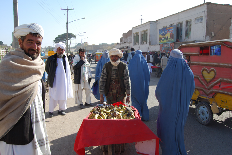 El burka, elemento distorsionador del paisaje afgano. Conocido como chador, este velo que cubre totalmente la cara y cuerpo de la mujer, fue introducido en Afganistán a principios del siglo XX durante el mandato de Habibulla (1901-1919). Entonces, el burka completo era una vestimenta utilizada por la clase alta para evitar la mirada del pueblo llano. Durante el régimen talibán pasó de ser una prenda de distinción a ser de uso obligatorio. Caído este, su utilización se redujo visiblemente amparada en las supuestas libertades que llegaban con la entrada de las tropas internacionales, pero la célebre prenda azul sigue siendo hoy un elemento habitual en las calles y pueblos de Afganistán.