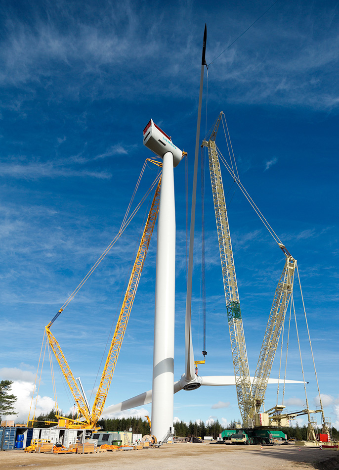 Un rotor es izado hasta la góndola en lo alto del pilón. La longitud de la góndola es de unos 15 metros y el diámetro de 6,5 metros. Durante 2013 se instalaron 11.159 MW de capacidad de energía eólica (por un valor de entre 13.000 y 28.000 millones de euros) en la UE, según la Asociación Europea de la Energía Eólica (AEEE).Fuente: Siemens AG