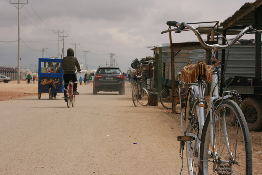 La región de Al Mafraq ha multiplicado su importancia, así como su población. Taxistas, pastores y comerciantes ven cómo la zona es hoy mucho más transitada. En el campo, la bicicleta se ha convertido en el medio de transporte común entre los refugiados de Zaatari. (Jacobo Morillo)