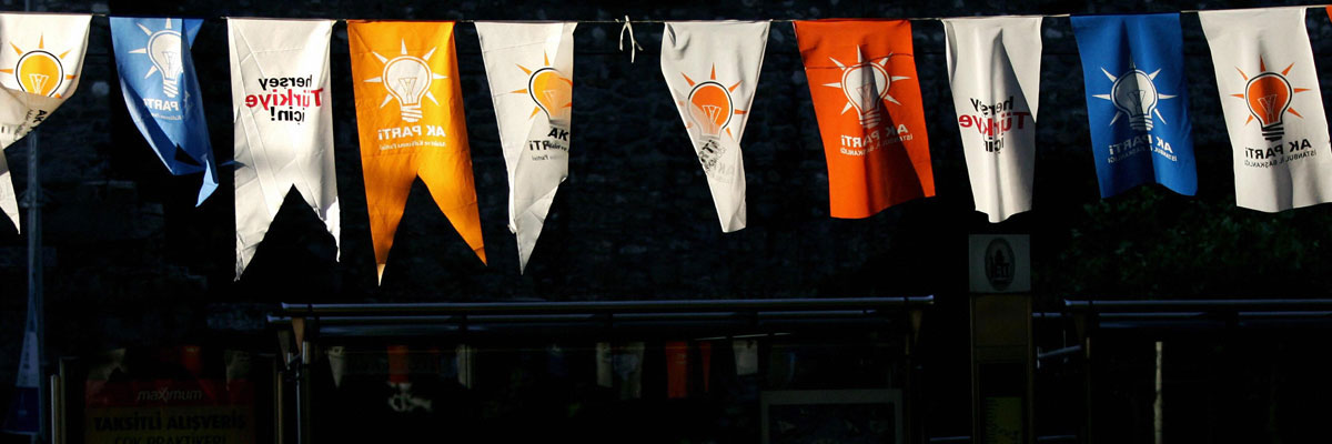 Banderas del Partido de la Justicia y el Desarrollo en una calle de Estambul, Turquía. Mustafá Ozer AFP/Getty Images