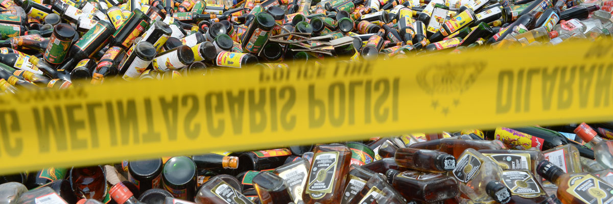 Miles de botellas de alcohol van a ser destruidas como parte de una operación durante el mes de Ramadán en Yakarta, Indonesia. Adek Berry/AFP/Getty Images