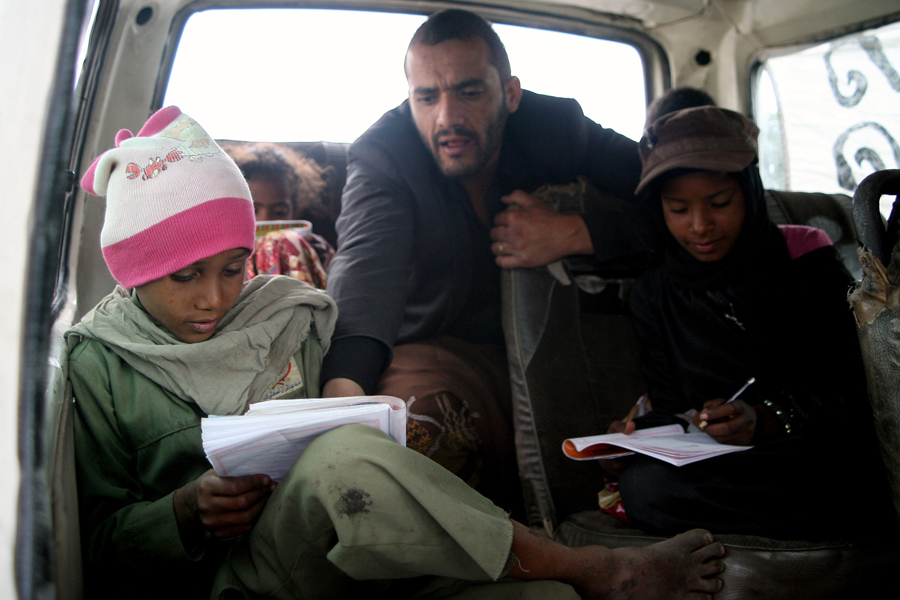 Los países árabes progresan. El mundo árabe ha experimentado una mejora notable en el desafío de la alfabetización en las últimas décadas: se estima que aproximadamente 9 de cada 10 jóvenes de entre 15 y 24 años procedentes de estas naciones sabrán leer y escribir. Buenas noticias que deben superar dos desigualdades que persisten: la brecha de edad y de género. La reducción de las diferencias entre el nivel de alfabetización entre jóvenes y mayores, así como entre hombre y mujeres, precisan aún de mayores esfuerzos. Mauritania, Marruecos, Yemen e Irak son los Estados que registran peores cifras. Foto: un profesor voluntario enseña a niños yemeníes en una clase móvil en la capital Sanaa. © Mohammed Huwais/AFP/Getty images