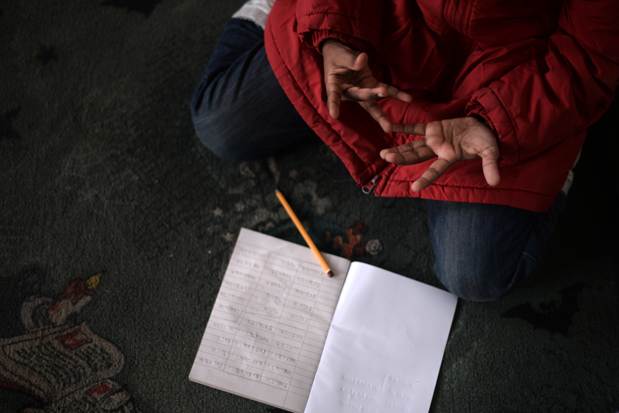 Un repaso a las cifras. La tasa de alfabetización en el mundo ha experimentado un relevante incremento (y lo sigue haciendo) desde 2000 tanto entres los jóvenes como los adultos, según datos de la Unesco. Una tendencia esperanzadora que se ve ensombrecida por los 757 millones de personas en edad adulta y 115 millones de jóvenes (entre 15 y 24 años) que aún no saben ni leer ni escribir. Las mujeres, los mayores de 65 años, las minorías y los refugiados son los grupos más vulnerables. Foto: una niña yemení en clase de matemáticas en un centro de refugiados de Bulgaria. © Dimitar Dilkoff/AFP/Getty Images