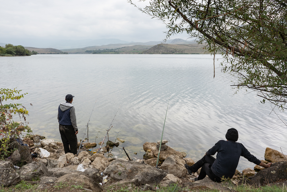 Dos hombres pescan en el lado armenio del pantano de Joghaz, situado entre las posiciones militares armenias y azeríes. Los habitantes locales dicen que pescar en estas aguas tranquilas, especialmente en barca, es muy arriesgado. Los disparos de los francotiradores apostados en las montañas azeríes impiden navegar muy lejos, por lo que los pescadores solo pueden salir al lago de noche, en el mejor de los casos. Aunque las tensiones se han calmado en los últimos meses, muchos tienen miedo todavía. Lo único que podrá llevar auténtica paz a la región es un acuerdo político duradero que resuelva el conflicto por Nagorno-Karabaj.
