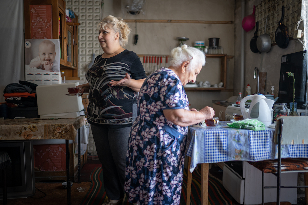 Rima Abrahamyan (a la izquierda) es una refugiada armenia de Bakú, en Azerbaiyán. Huyó de su ciudad natal hace 30 años y no ha podido regresar desde entonces. Durante las tres últimas décadas, su hogar ha sido esta habitación en lo que antes era un instituto en los suburbios de Yereván. Comparte la habitación con su madre (a la derecha) y sus hijos. En el mismo edificio viven también muchas otras familias de refugiados armenios, que huyeron de la violencia étnica en las mayores ciudades de Azerbaiyán durante los primeros años de la guerra. Tampoco ellos han podido volver a casa. En Yereván residen más de 60.000 refugiados armenios de Azerbaiyán. A principios de los 90, aproximadamente 725.000 personas se vieron obligadas a dejar sus hogares: más de 200.000 de etnia armenia en Azerbaiyán y 525.000 azeríes de la zona de conflicto de Nagorno-Karabaj o de Armenia. Las autoridades armenias convencieron a muchos refugiados de que aceptaran su nacionalidad, lo que hizo que perdieran sus derechos legales como personas desplazadas y cualquier ayuda a la que hubieran podido tener derecho. Sin embargo, Rima se niega a adquirir la nacionalidad armenia, a pesar de que tiene pocas esperanzas de poder regresar a Bakú.