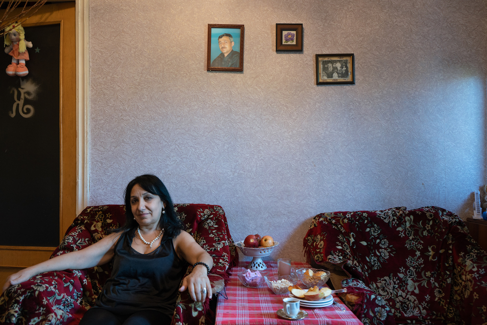 Inga Manukyan es una refugiada armenia de Bakú que vive en Azerbaiyán. Su marido y ella huyeron hace 30 años, en los primeros momentos del conflicto de Nagorno-Karabaj, como consecuencia de la violencia étnica. No ha podido regresar y hoy vive en dos antiguas habitaciones de una residencia, que comparte con su hijo y su nieto. Su exmarido falleció unos años después de haber huido a Yereván, la capital de Armenia, por falta de atención médica. Ella conserva aún los títulos de propiedad y otros documentos que prueban que es dueña de su casa familiar y otras propiedades de su Bakú natal, adonde confía en poder regresar alguna vez.