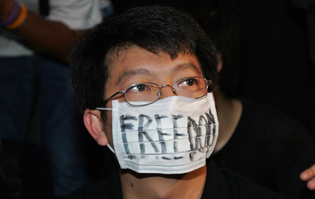 Activista tailandés que lleva una máscara que dice "Freedom" (libertad). Mike Clarke/AFP/Getty Images