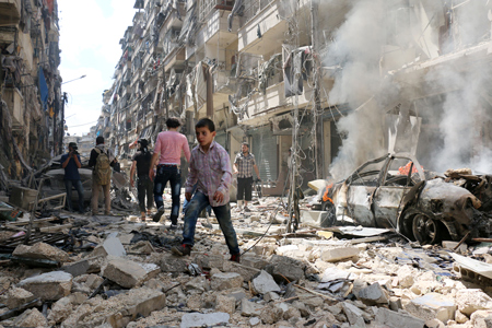 Personas caminan entre los escombros de los edificios destruidos tras un bombardeo en el barrio de al-Kalasa, en Alepo, Siria. (Ameer Alhalbi/AFP/Getty Images)