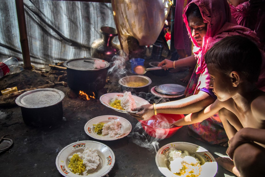 Alrededor de un millón de personas integran la minoría sin estado de los rohinyás. Según Human Rights Watch, las leyes de Birmania los discriminan ya que restringen su libertad de movimiento, de educación y de empleo. No tienen derechos a la propiedad por lo que pueden ser expulsados de donde viven en cualquier momento. En la imagen, Hanufa prepara el almuerzo para su familia en el asentamiento de Balukhati, en Cox’s Bazar. (WFP/Saikat Mojumder)