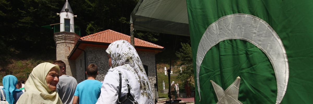 Mujeres acuden a una mezquita reconstruida en Slapovici, Bosnia and Herzegovina. Sean Gallup/Getty Images
