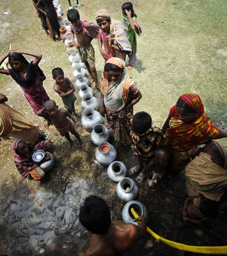 Bangladesh: aldeanos haciendo cola para recoger agua en Koikhali en las afueras de Satkhira, a 400 kilómetros de Dacca.