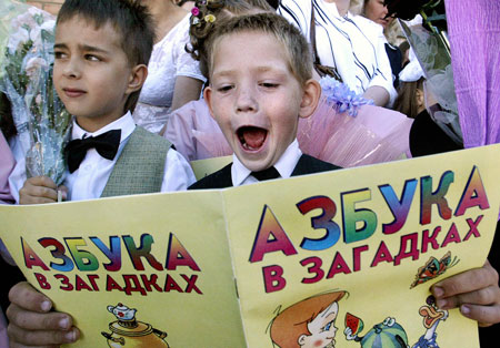 Un niño bielorruso lee un libro sobre el alfabeto cirílico en una escuela en Minsk. Iktor Drachev/AFP/Getty Images