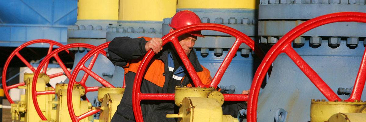 Un trabajador bielorruso en una planta de compresión de gas en el pueblo de Nesvizh, a 130 kilómetros del suroeste de Minsk, Bielorrusia. Viktor Drachev/AFP/Getty Image