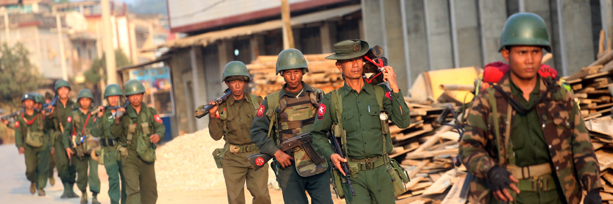Soldados birmanos patrullan en Laukkai, la principal ciudad de la región de Kokang en el estado de Shan, febrero de 2015. AFP/Getty Images