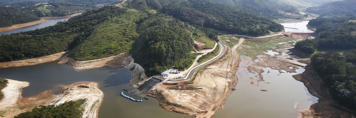 Un vista aérea de la presa en el río Atibainha, en Nazare Paulista, durante la sequía que está afectando al estado de Sao Paulo, Brasil, diciembre 2014. Miguel Schincariol/AFP/Getty Images.