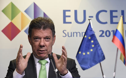 El presidente colombiano, Juan Manuel Santos, gesticula mientras habla en una conferencia de prensa durante la Cumbre UE-CELAC 2015. John Thys/AFP/Getty Images