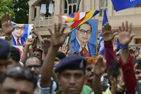 Protesta contra los ataques a la casta Dalit con la fotografía de Bhimrao Ramji Ambedkar al fondo. Sam Panthaky/AFP/Getty Images