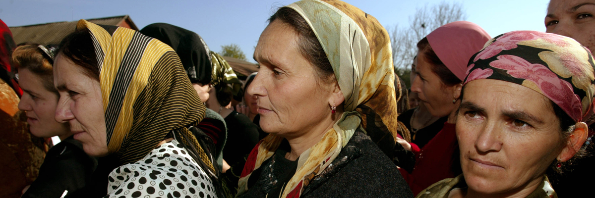 Mujeres hacen cola para votar en Tsenteroi, Chechenia. Oleg Nikishin/Getty Images
