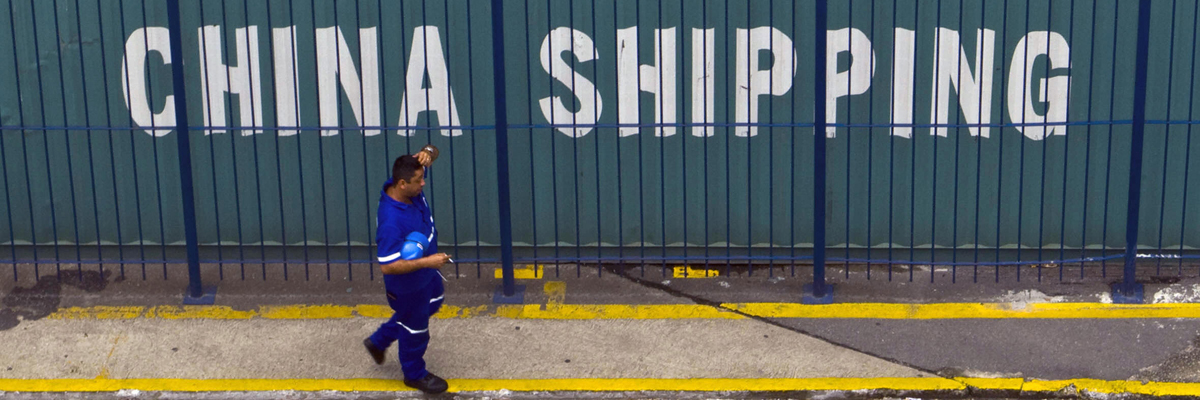 Un empleado camina cerca de contenedores que provienen de China, los cuales serán cargados con productos brasileños y enviados de vuelta al país asiático. Antonio Scorza/AFP/Getty Images