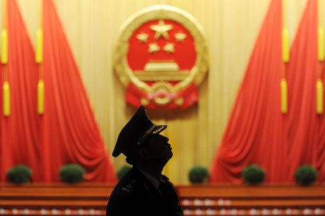 Miembro del Ejército chino mira antes del cierre de la Asamblea Popular Nacional de China. Wang Zhao/AFP/Getty Images