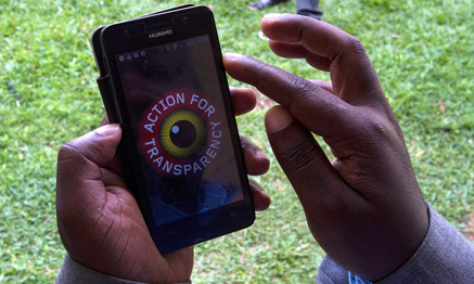 Una demostración de cómo funciona una aplicación anticorrupción para móviles, Kampala, Uganda, 2014. Isaac Kasamani/AFP/Getty Images